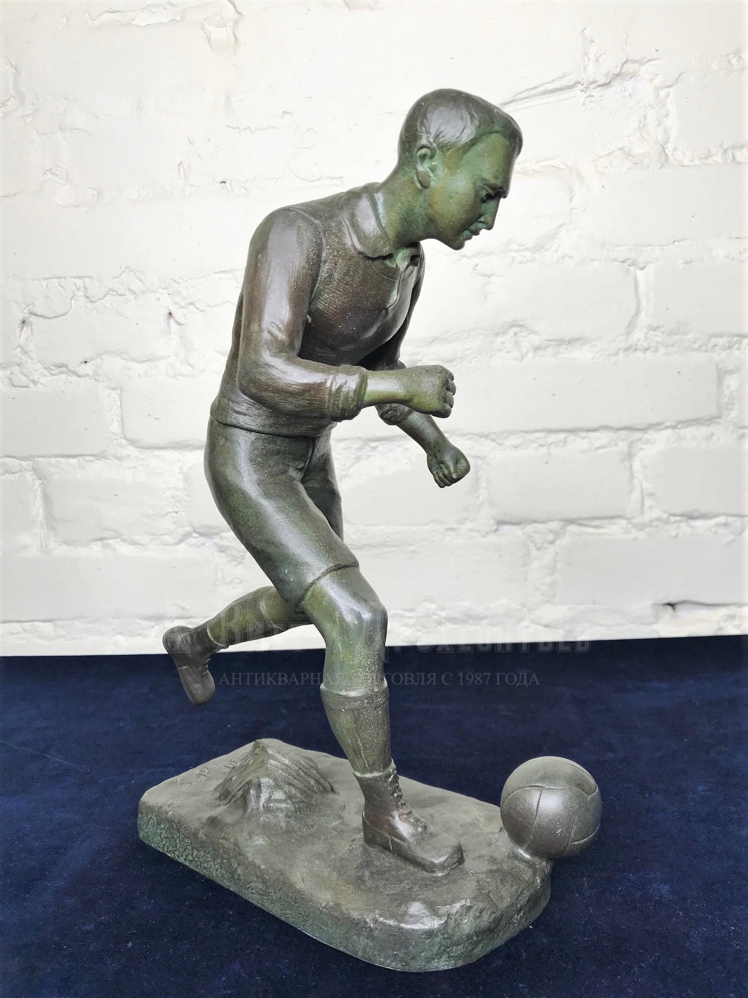 Вдумчивый футболист старинная спортивная скульптура